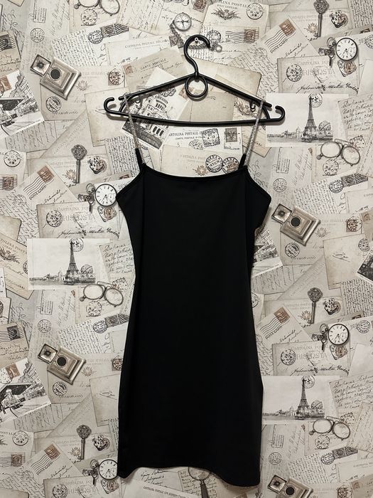 Черное платье с стразами на лямках