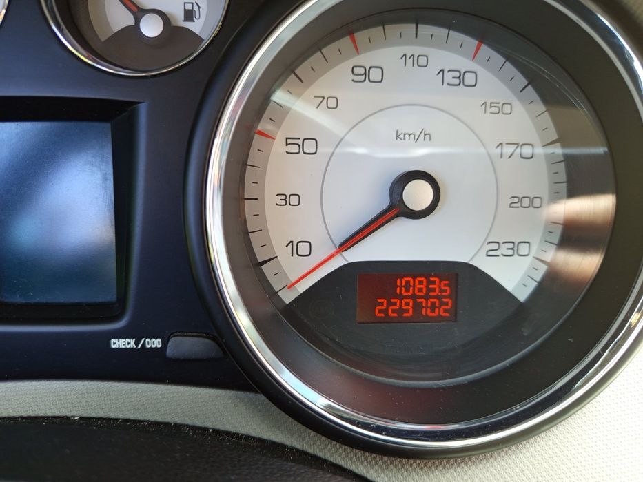 Продаєть автомобіль Пежо 308