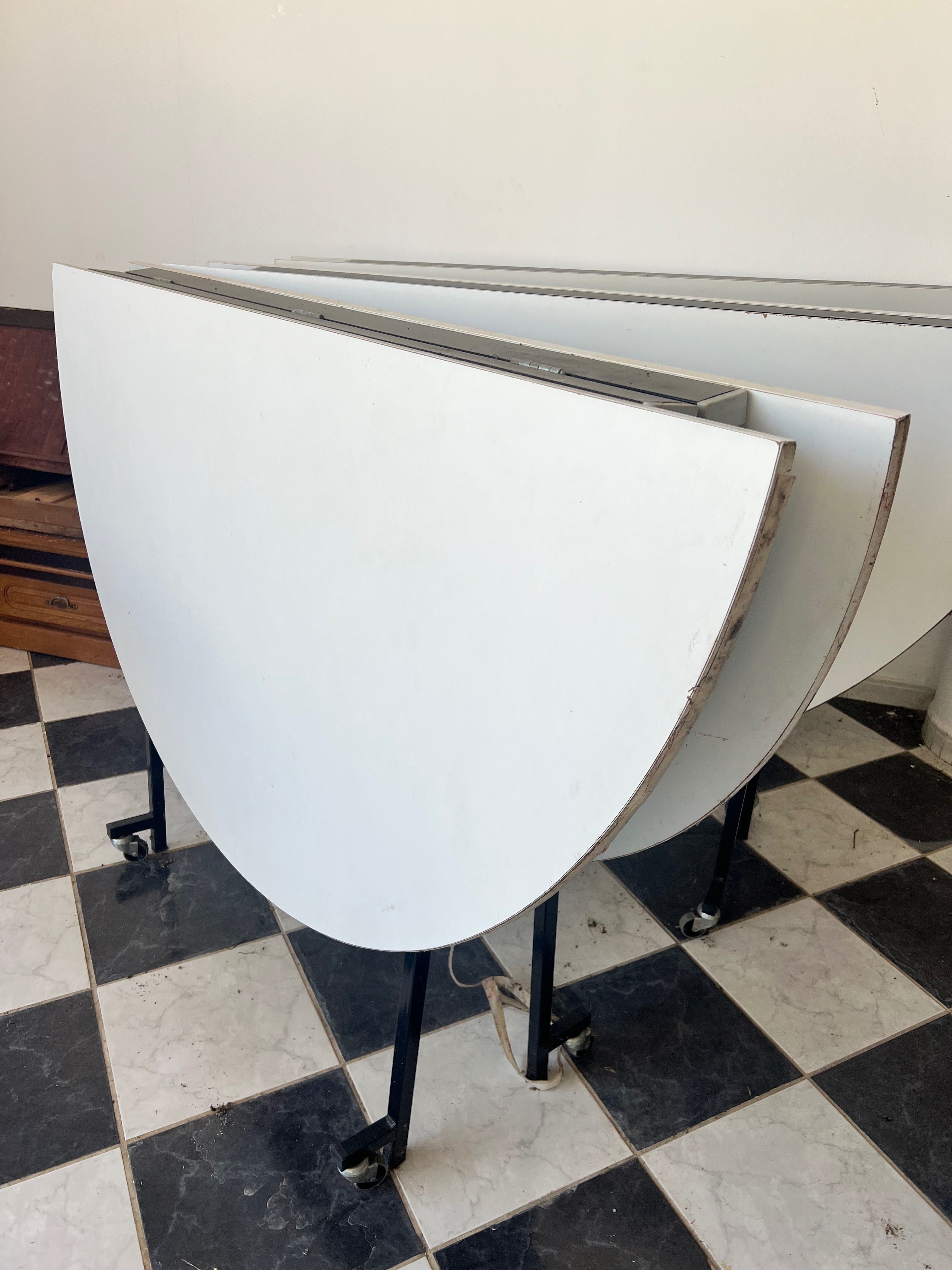 Vendo mesa de casamento de 10 pessoas dobrável com 1.70m de diâmetro