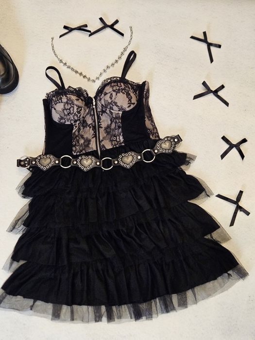 Sukienka Fishbone M – koronkowa, gotycka, w stylu emo.