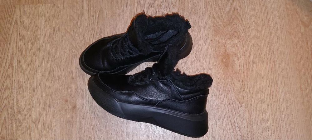 Теплі шкіряні кросівки з хутром