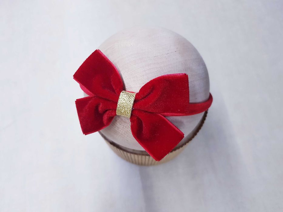 Czerwona opaska kokardka welurowa złoty błyszczący środek święta sesja
