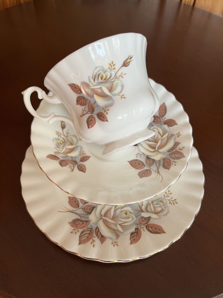 Piękna Angielska Porcelana Richmond Biała Róża Filiżanka Vintage