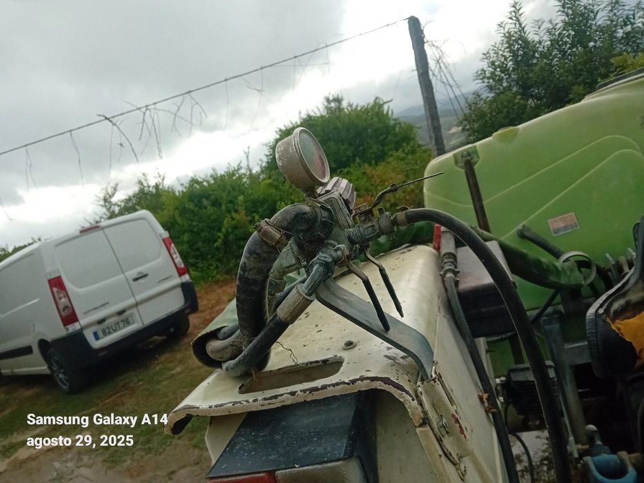 pulverizador de 600 litros com turbina Marca Rocha