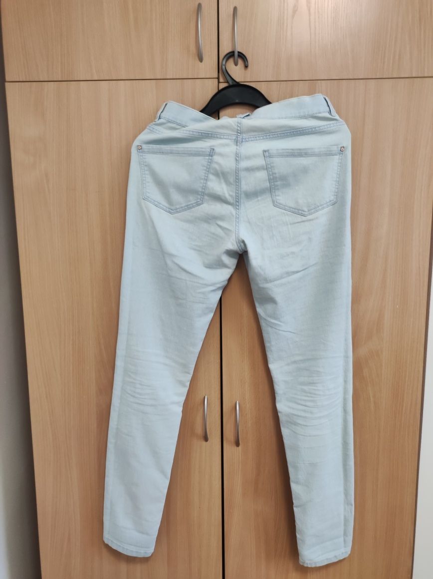Jasne jeansy z przetarciami