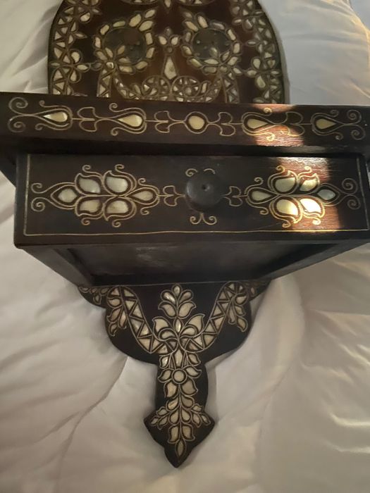 Escaparate com embutidos em madrepérola.