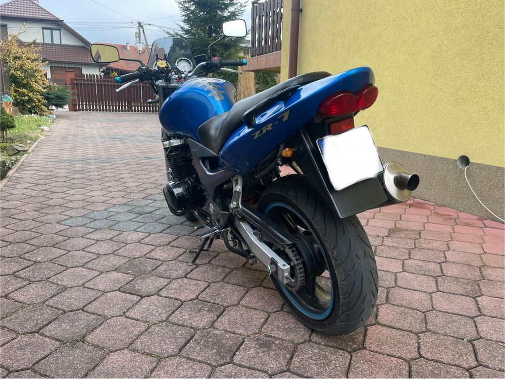 Kawasaki zr-7.