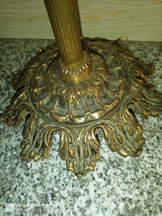 Cinzeiro de pé em latão bem robusto