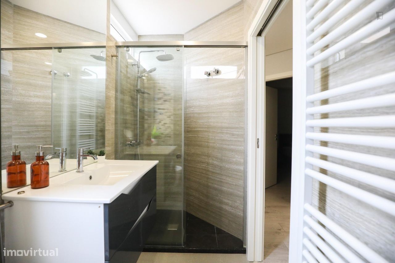 634970 - Quarto com cama de casal e varanda em...