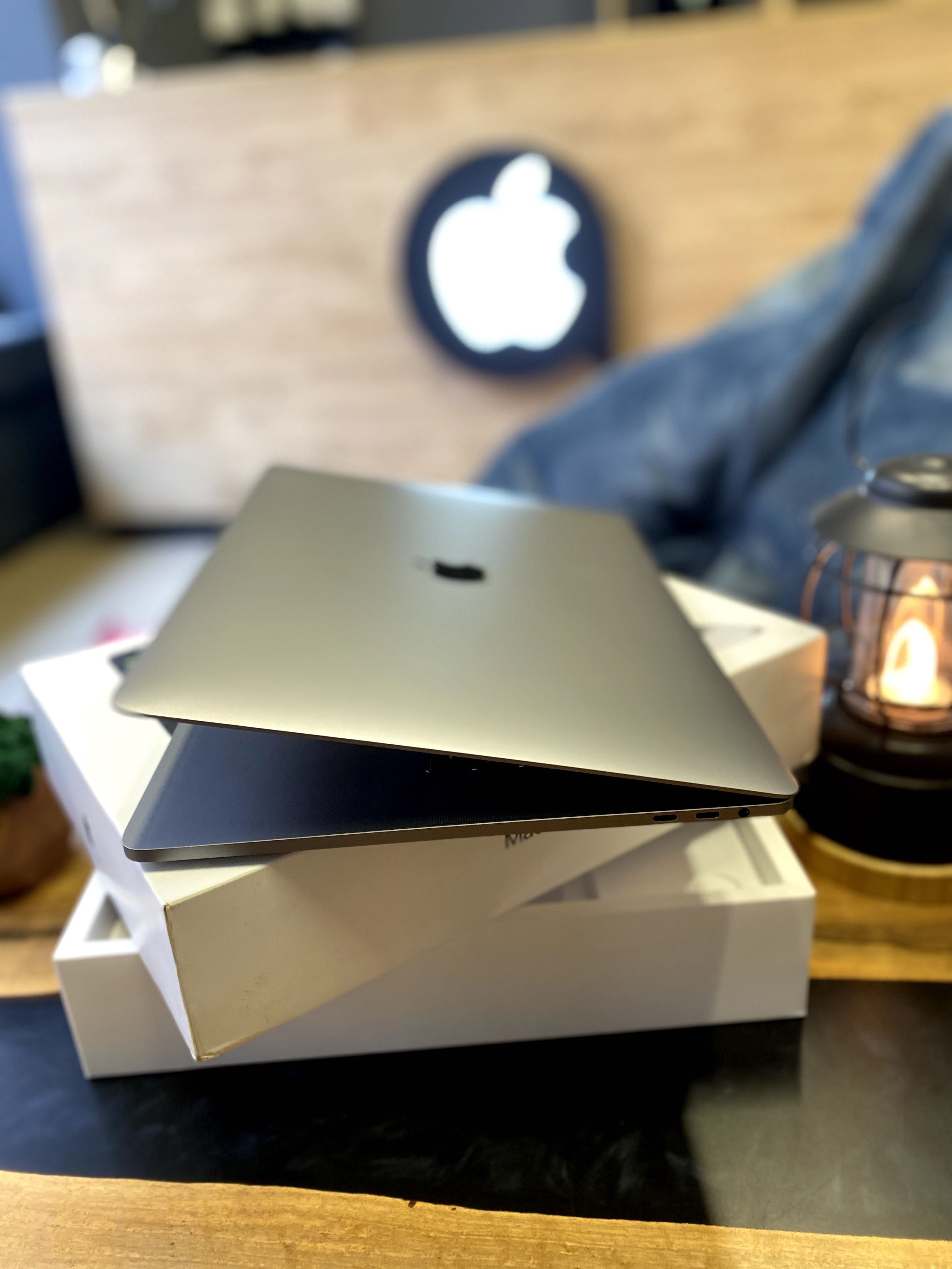 Ноутбук Apple MacBook Pro 15'' i7/16/512 Space Gray (MR942) 2018