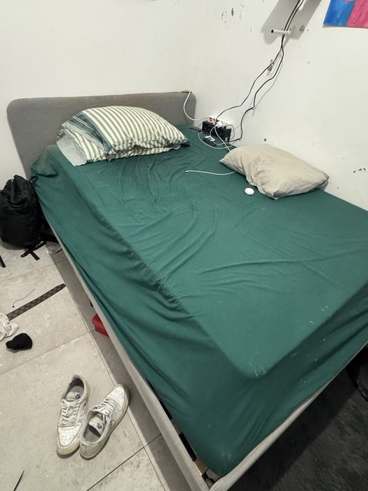 Cama de casal cinzenta