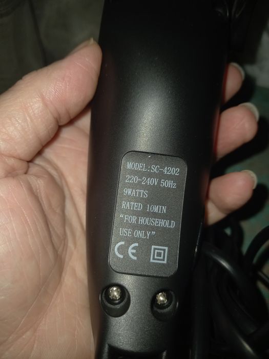 Машинка для стрижки волос от сети с самозатачивающимися ножами.