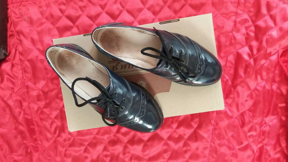 женские туфли темно- синего цвета