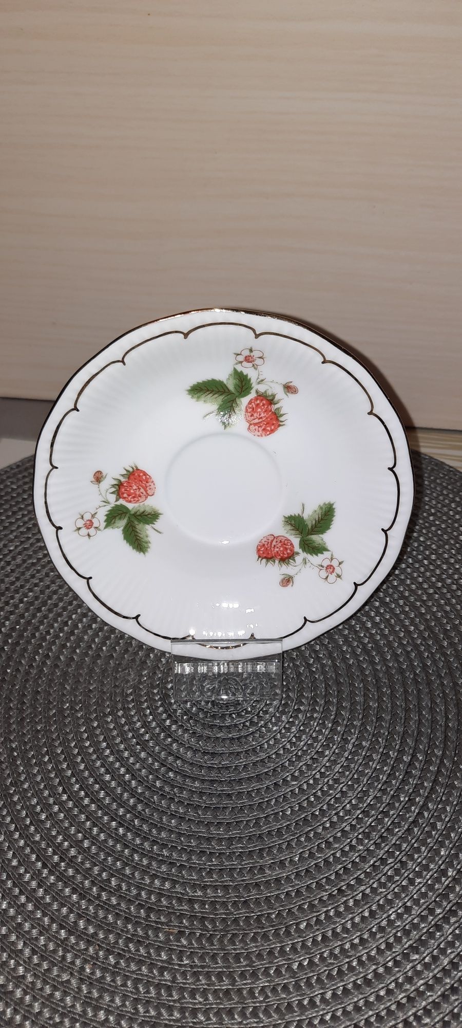 Spodek porcelana Wałbrzych poziomki