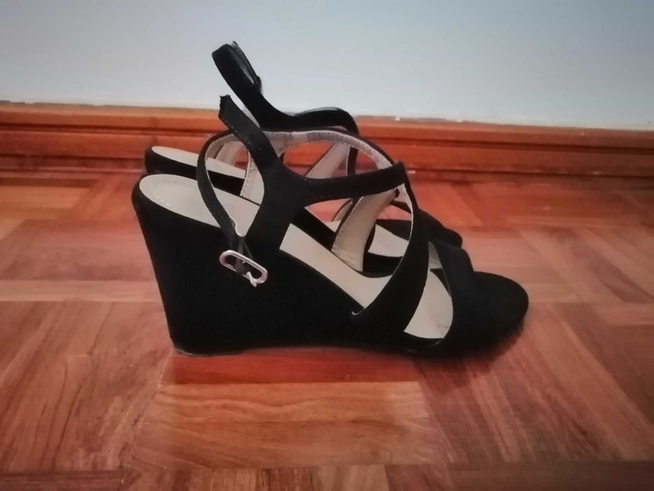 Sandálias pretas, salto cunha