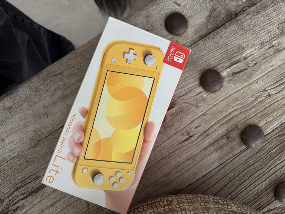 Nintendo switch lite amarela