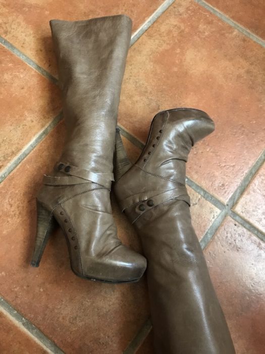Botas em pele