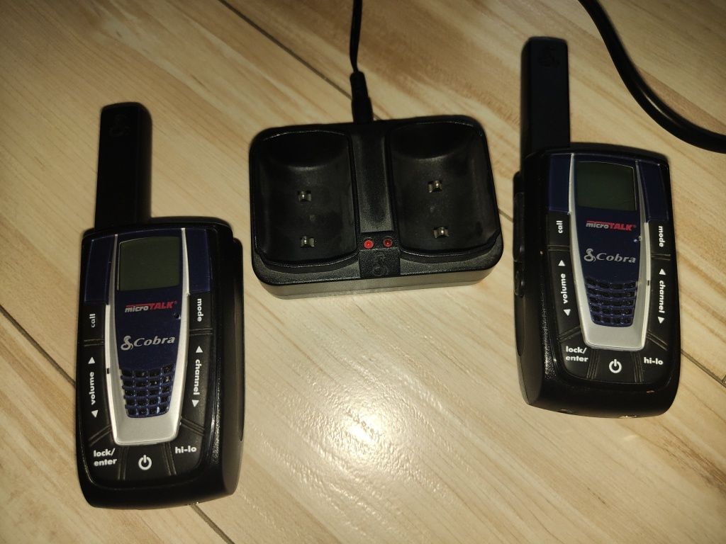 Krótkofalówki Cobra CXR700 + stacja dokująca – Orginał USA