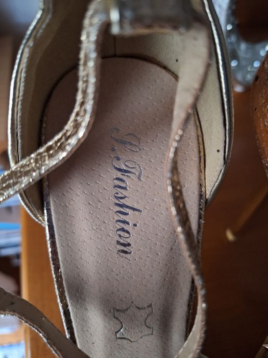 Sandálias Douradas com picos T: 40