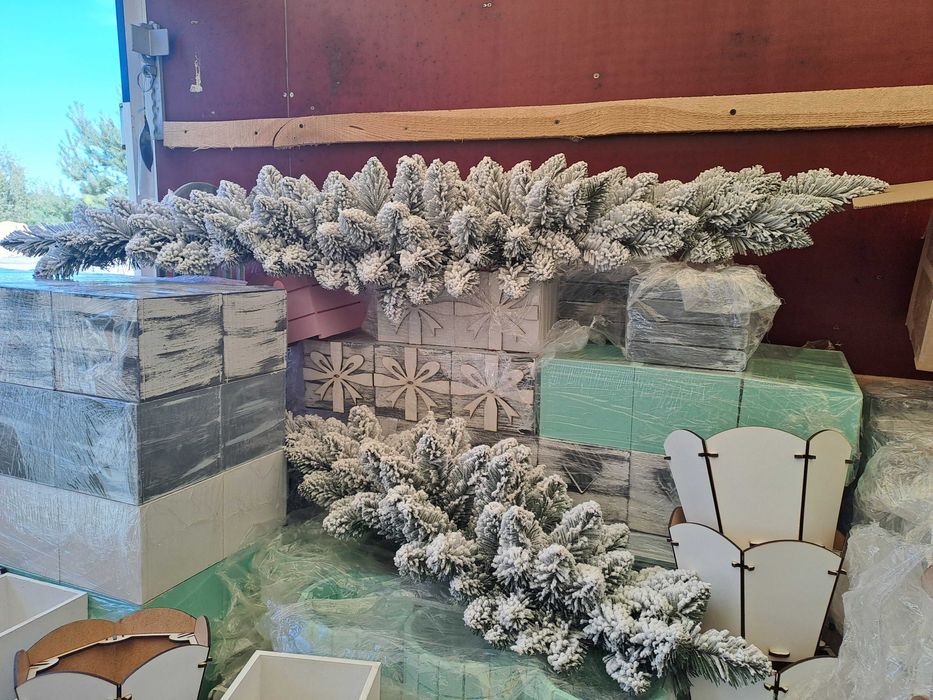 Świąteczne śnieżnobiałe stroiki  na drzwi komode kominek stół prezent