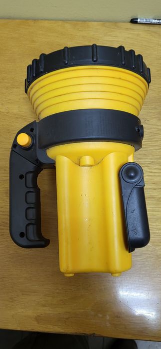 Фонарь очень мощный.