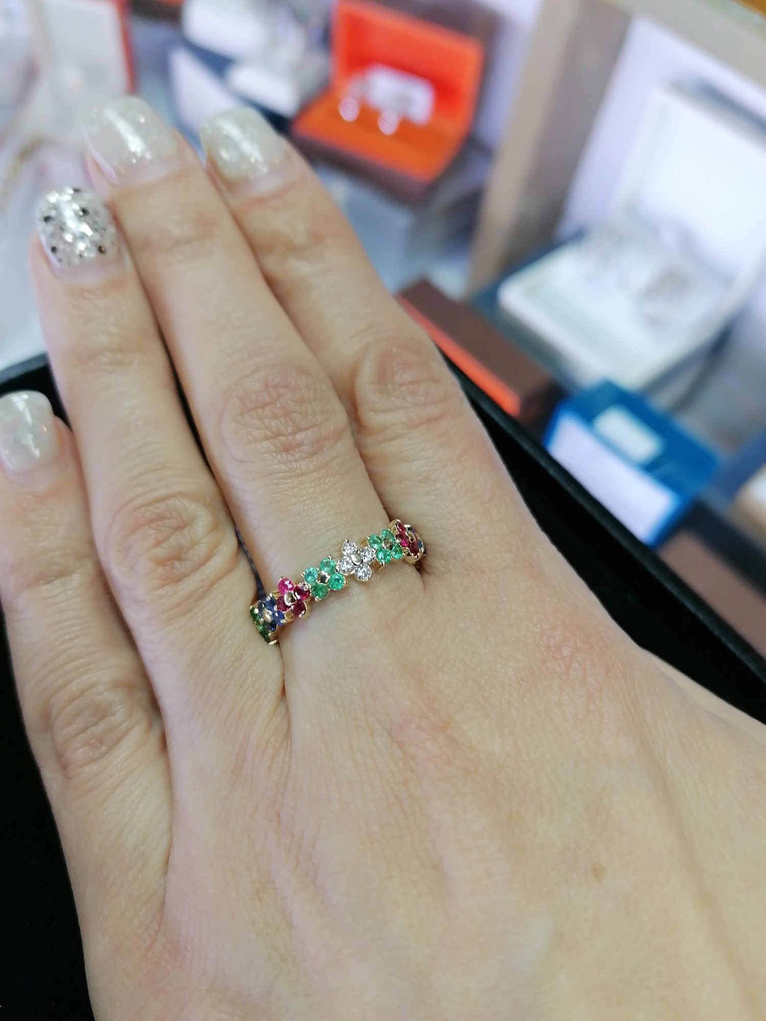 Золотое кольцо с натуральными бриллиантами, изумрудами, рубинами, сапф