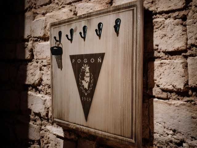 Wieszak uchwyt na klucze z drewna, z grawerem - Pogoń Szczecin