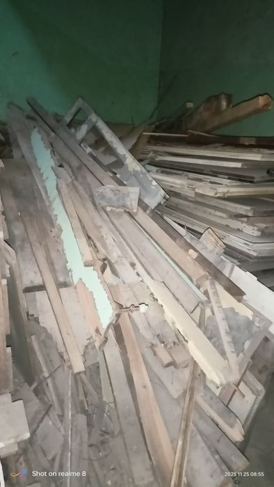 Deska na opał po demontażu starego budynku