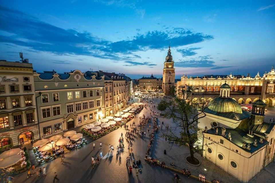 Słoneczny pokój w bloku na I piętrze.  15' Szybkim Tramwajem do Rynku.