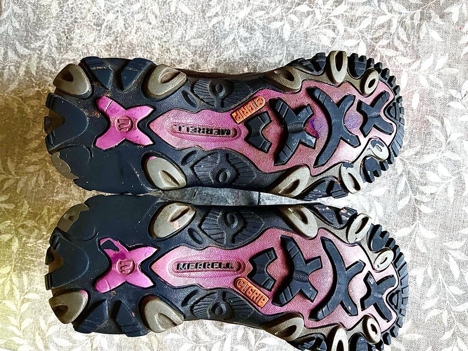 Фірменні кросівки 39- й продаю по ненадобності