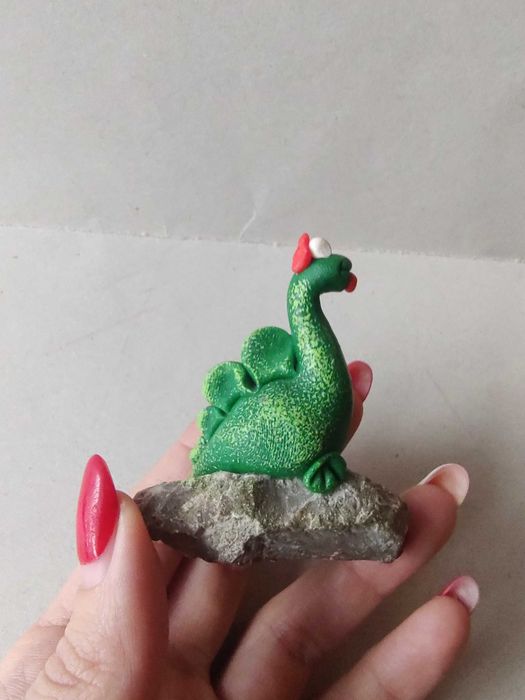 Figurka smoka wawelskiego z modeliny ma kamieniu