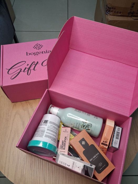 Подарунковий б’юті-бокс Bogenia Gift Box 12 в 1. Лосьйон,скраб,помада