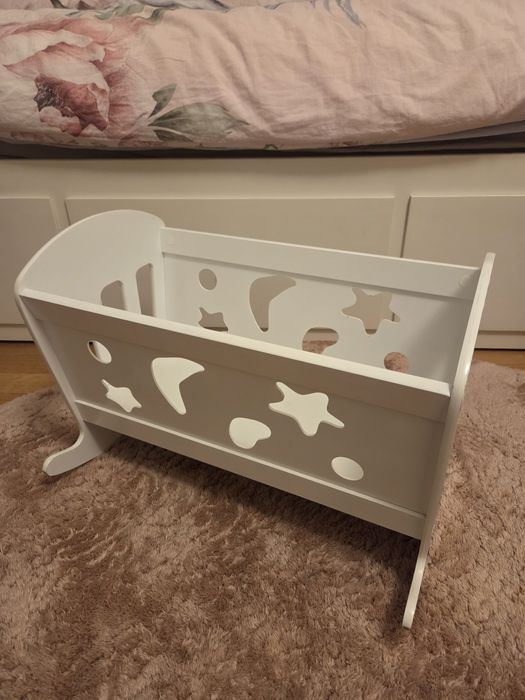 Piękna kołyska dla lalek