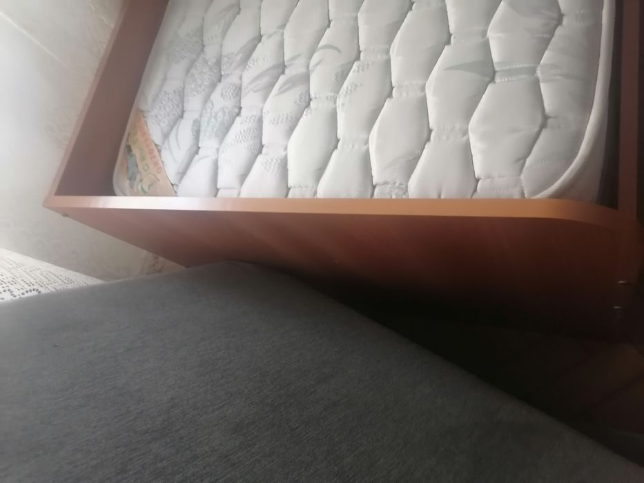 Cama solteiro com gavetão, 2 colchões (um nunca usado), ja desmontada.