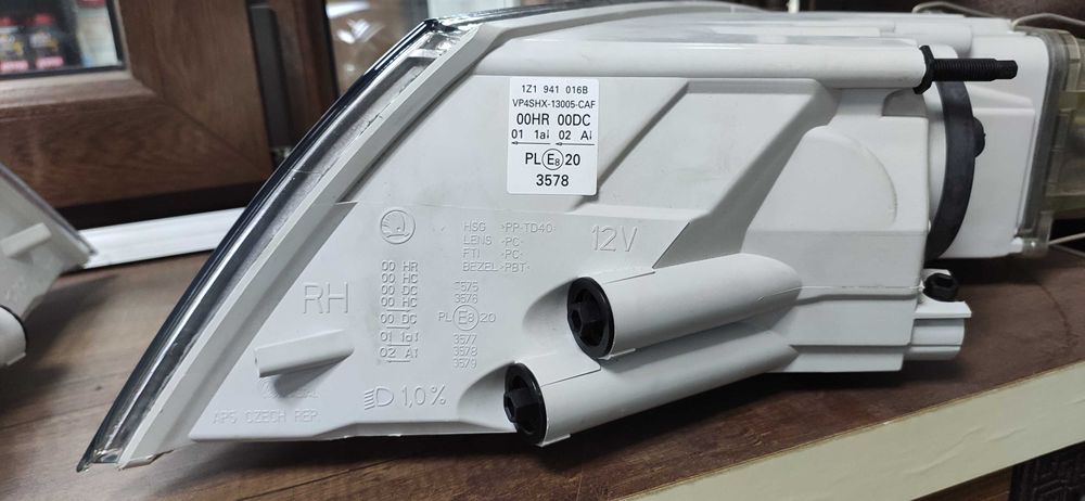 Фары Octavia A5 04-13 XENON оригинал новые