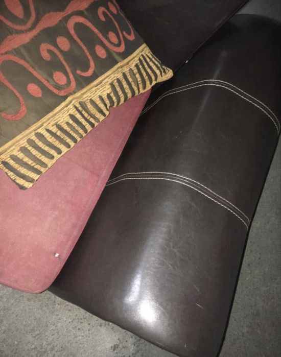 Vendo Sofá Chaise longue grande com 6 almofadas em pele