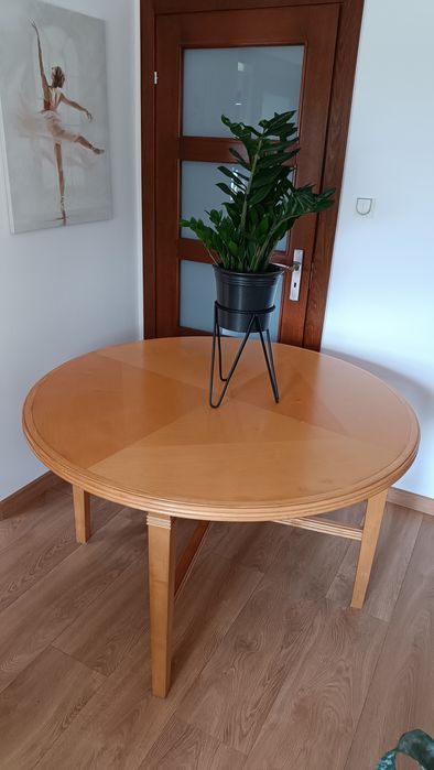 okrągły dębowy stół