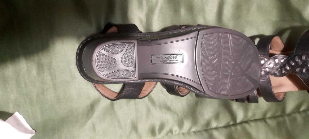 Sandálias pretas novas