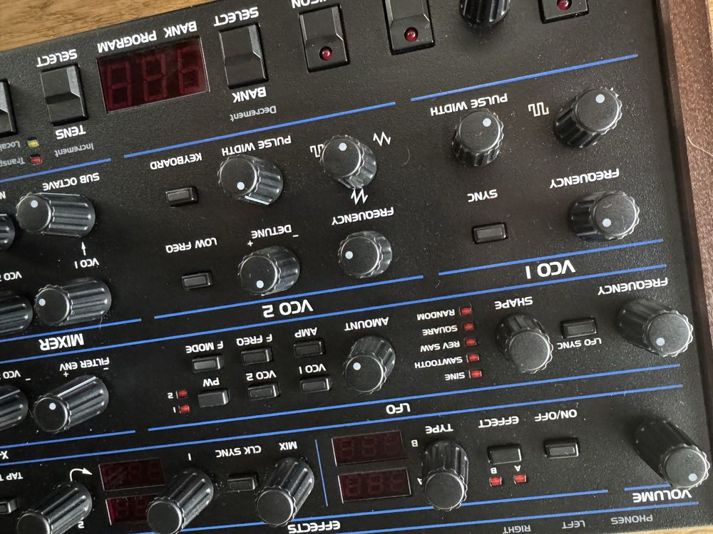 Sintetizador desktop Sequential OB-6