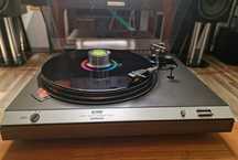 Gramofon japońskiej firmy Hitachi model HT-353