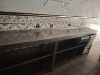 Bancada com lava loiça, prateleiras abertas, gaveta e tulha em inox