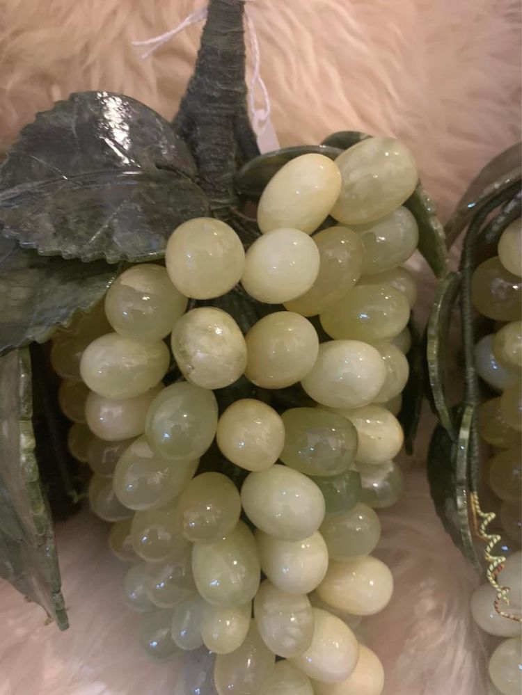 Grandes cachos de uvas em jade