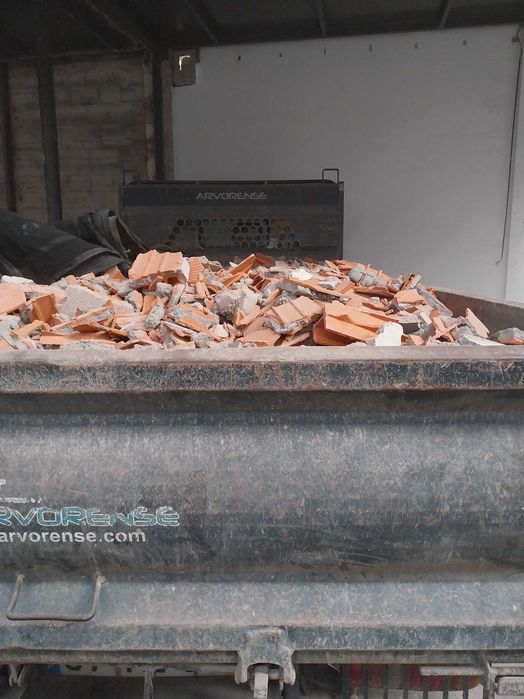 Aceito entulho madeiras pladur telhas pedras  ferro