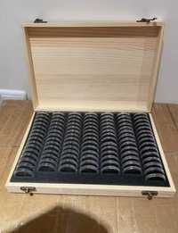 Caixa madeira p/ moedas c/ 100 capsulas 30mm incluídas (Novas)