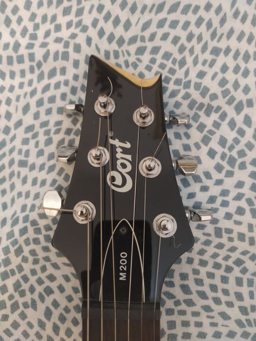 Guitarra Cort M200 com estojo e amplificador