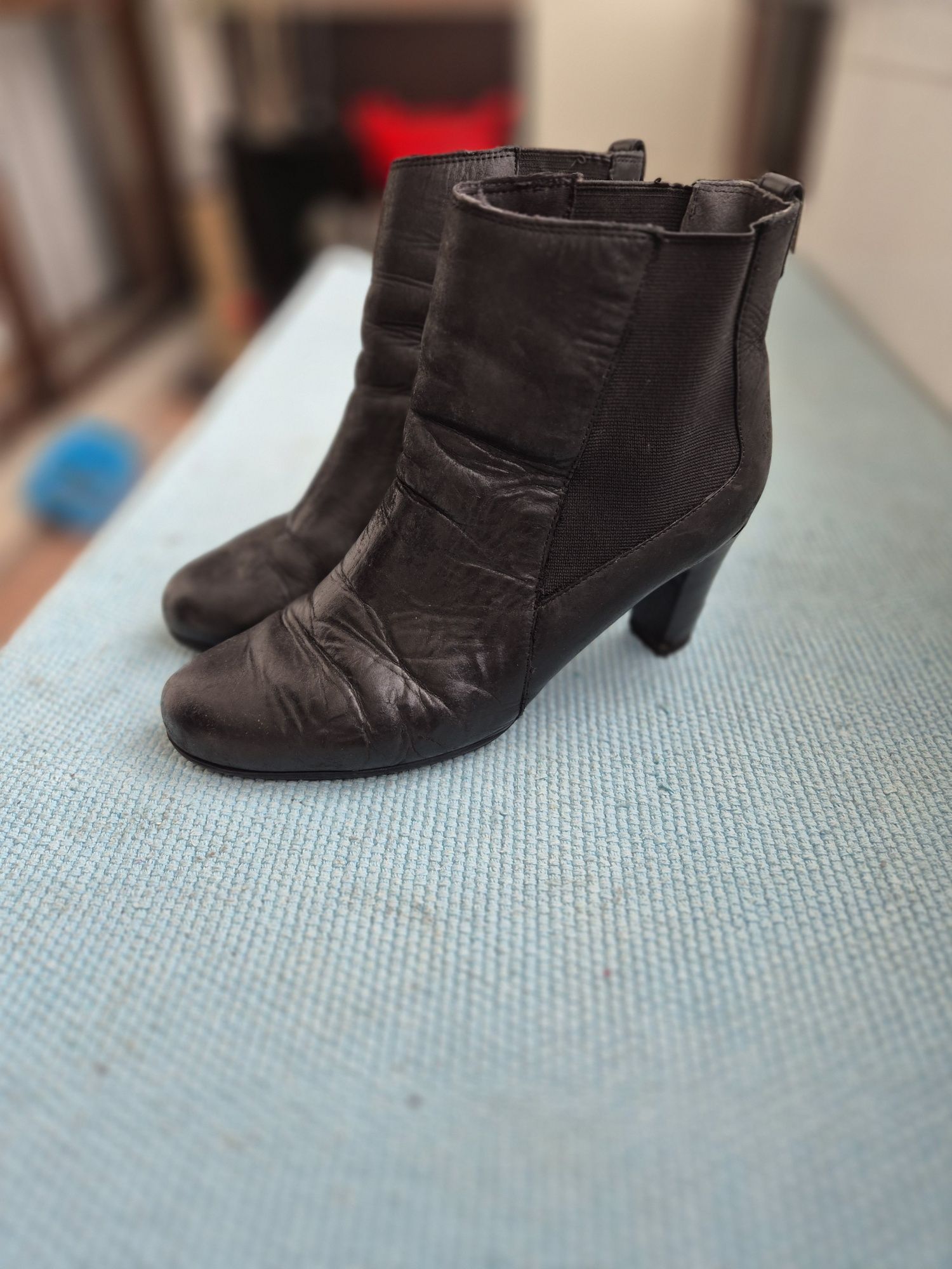 Botas em pele confortáveis.