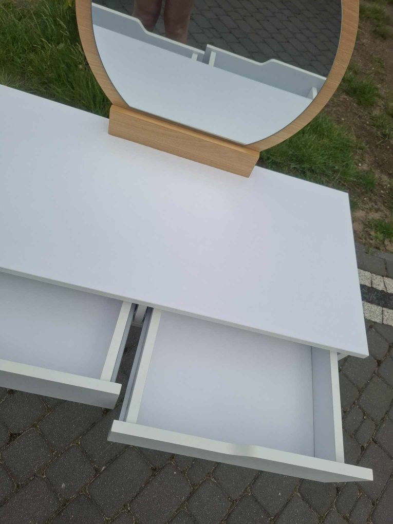 Toaletka biała z lustrem