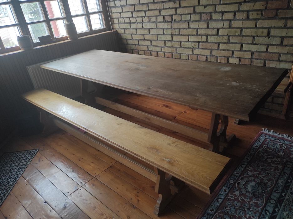 Дубовий стіл ручної роботи.