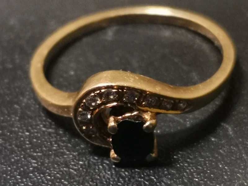 drobny, uroczy pierścionek z diamencikami, złoto 585, R13