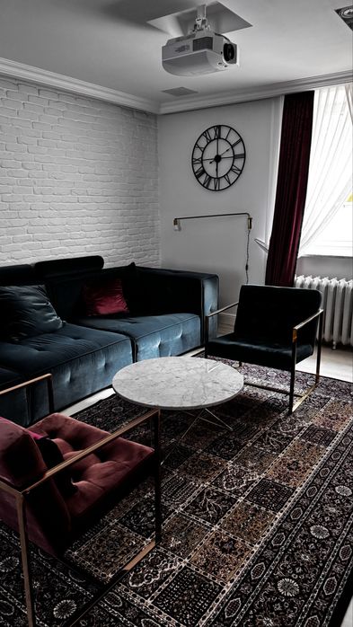 Dwa stoliki kawowe z marmurowym blatem.